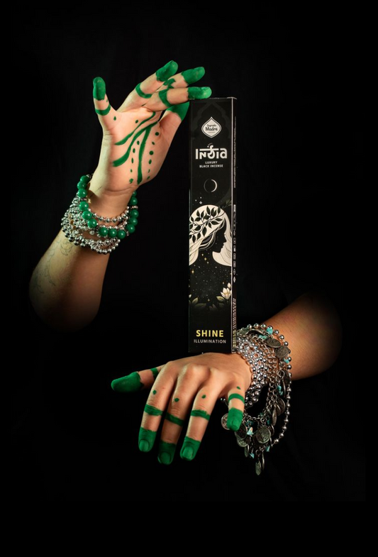 India Black BRILLO- Sagrada Madre