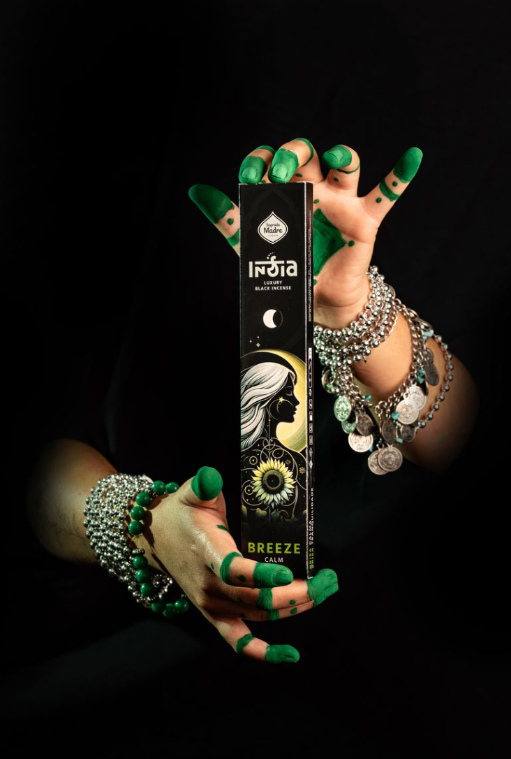 India Black BRIZA- Sagrada Madre